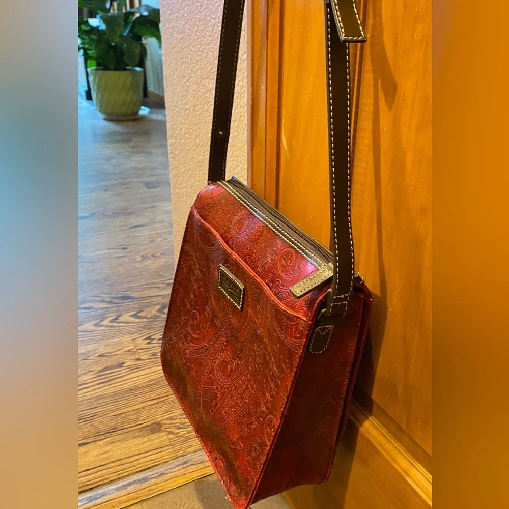 FOSSIL RELIC Burgundy Red Paisley Embossed Faux Leather Hobo Crossbody Bag Purse - Picture 4 of 9